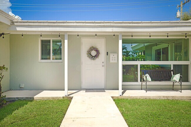 Building Photo - 711 NW 7th Dr