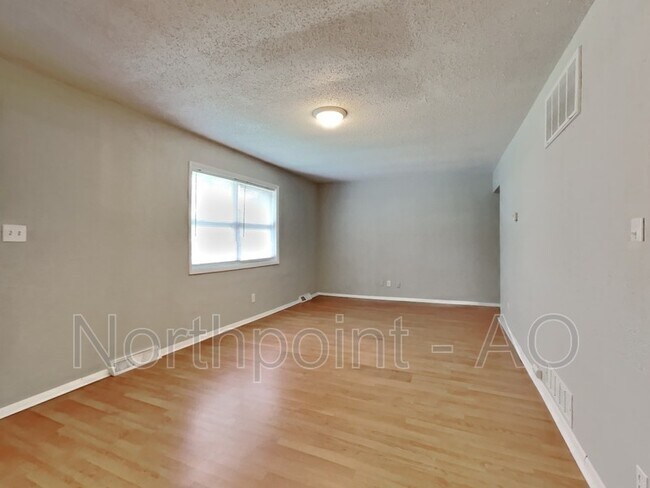 Foto del edificio - 11308 Ditman Ave