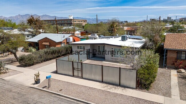 Foto del edificio - Two Bedroom Home with Guest House