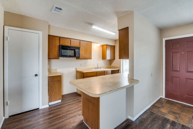 Building Photo - Spacious 2 Bedroom Duplex in Irving