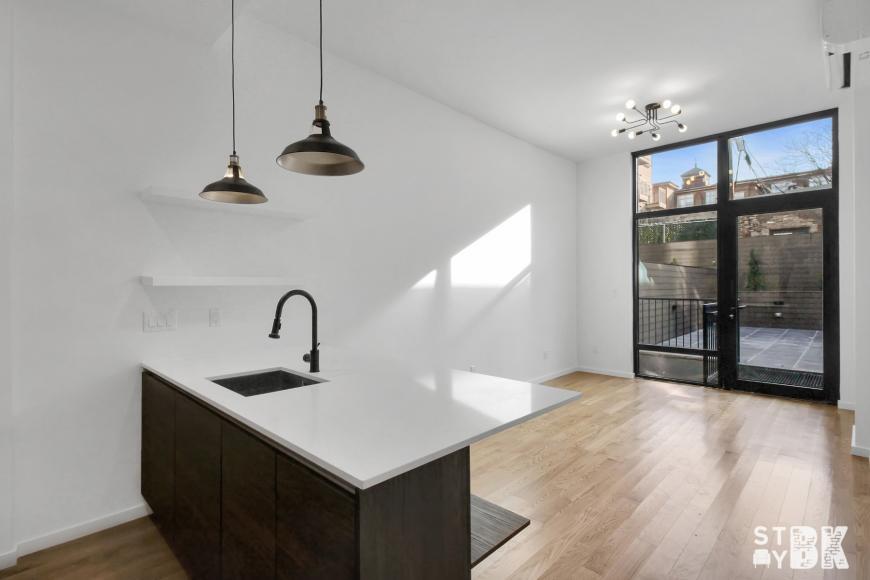 Foto principal - 2 bedroom in BROOKLYN NY 11205