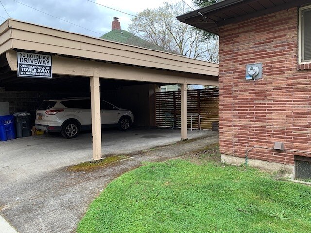 aparcamiento cubierto - 5703 N Commercial Ave