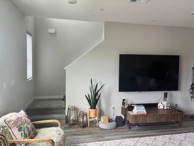 Foto del edificio - STUNNING (3 Story - Sprawling Floor Plan) ...
