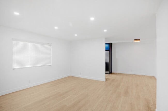 Building Photo - Fully Renovated 2 Bed / 2 Bath Upstairs Unit – Modern Finishes | 2 Parking | Alhambra