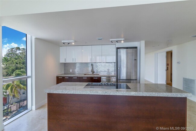Foto del edificio - 720 NE 62nd St