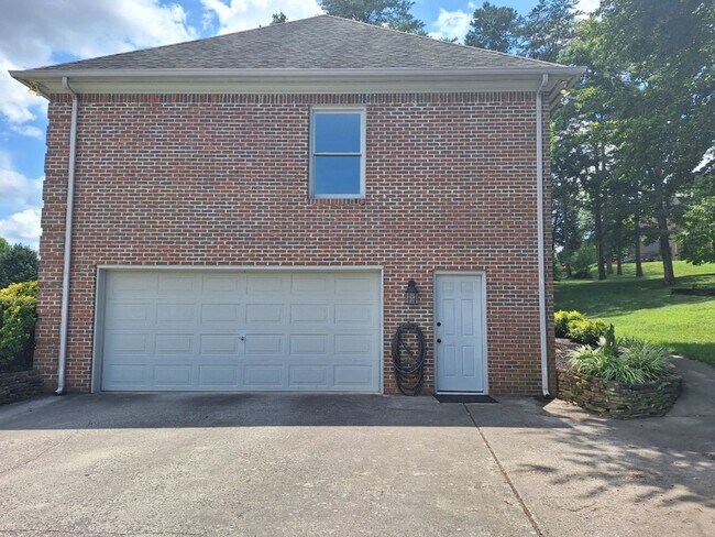 Foto del edificio - 4bd/3 bath located in desirable neighbor in Fox Den Subdivision in West Knoxville