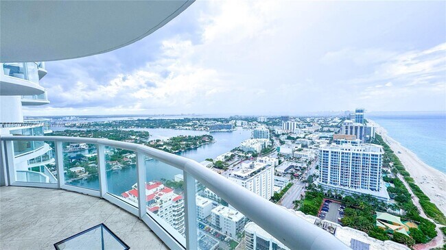 Foto del edificio - 6365 Collins Ave