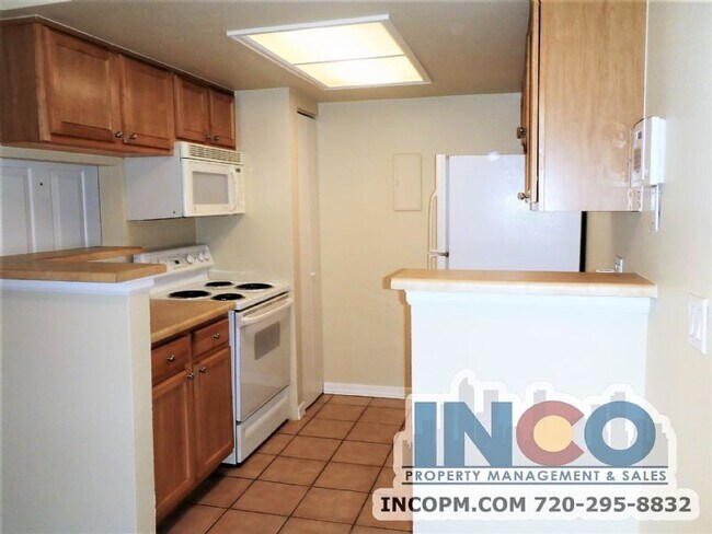 Building Photo - Light & Bright 2 bedroom 2 bath condo w/ba...