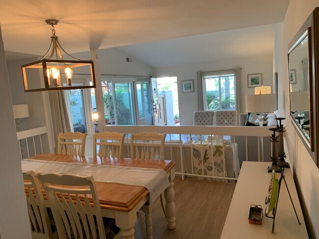 Foto del edificio - 10327 Larwin Ave