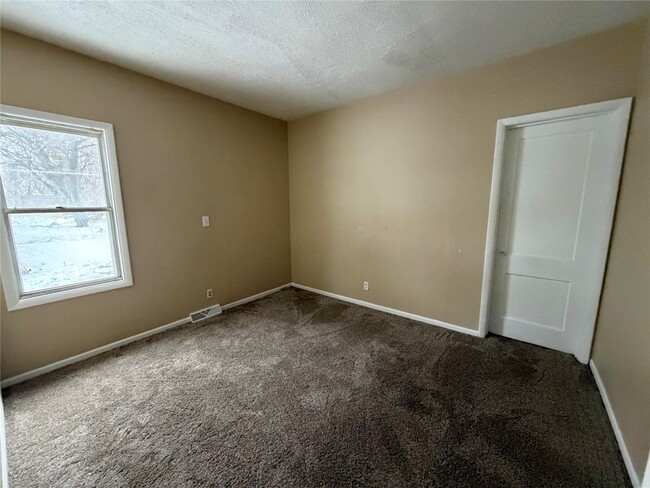 Foto del edificio - 330 E 3rd St