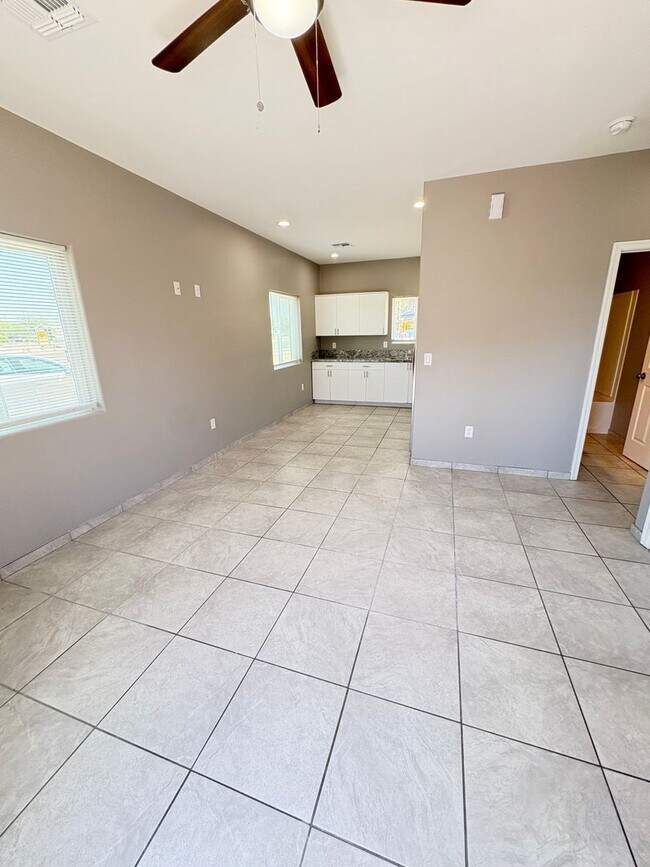 Foto del edificio - 4013 E 22nd St