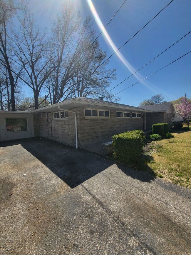 Foto del edificio - 507 Pfeiffer Rd