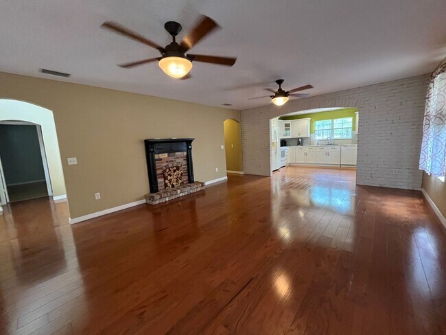 Foto del edificio - 3 Bedroom, 2 Bath home w/2 Car Garage on 5...