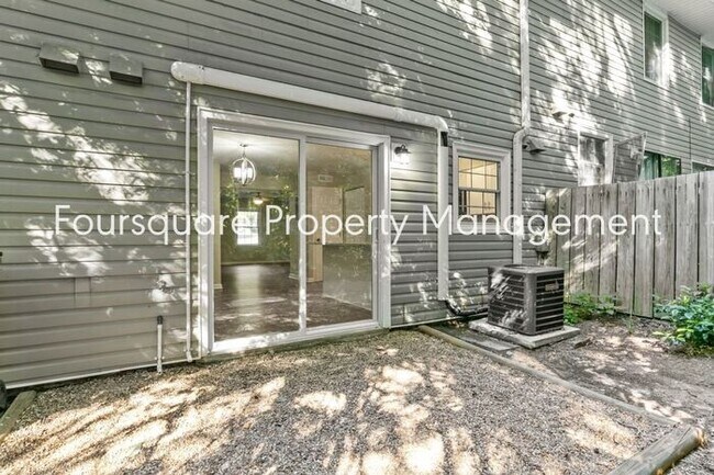 Building Photo - Town Home | Assigned Parking | Convenient ...