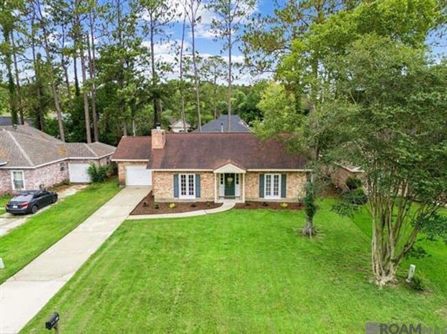Building Photo - Adorable Mandeville House!