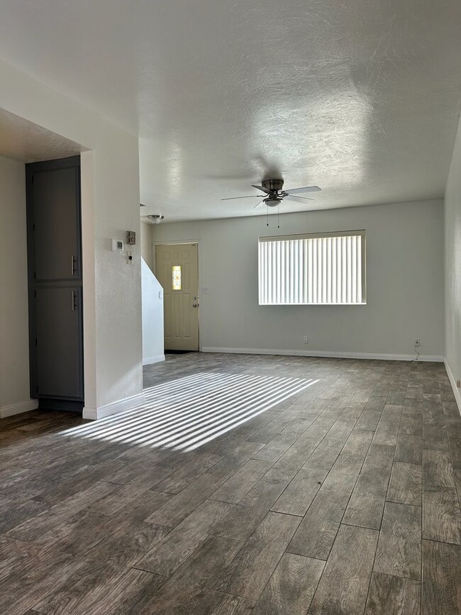 Building Photo - 1017 W Perdew Ave