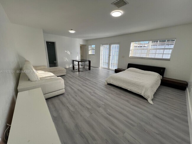 Foto del edificio - 19122 NW 36th Ave