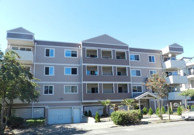 Building Photo - 1527 12th Ave S