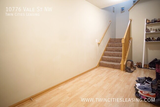Building Photo - Open Layout TH w/ Top Level Bedrooms
