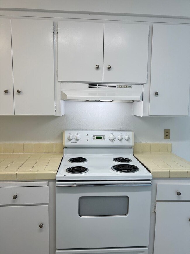 Building Photo - Available NOW! Cute Duplex in North Highla...