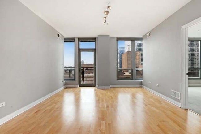 Building Photo - 565 W Quincy St
