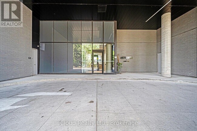 Photo du bâtiment - 86 Dundas St E