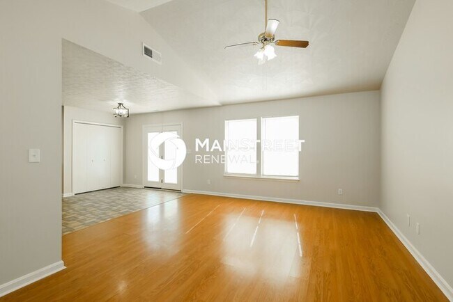 Foto del edificio - 3 Bedroom Pet-Friendly Home in Louisville, KY with Main Street Renewal