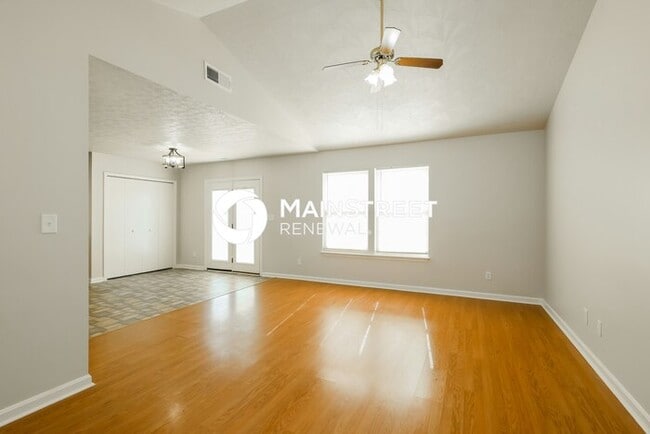 Photo - 3 Bedroom Pet-Friendly Home in Louisville, KY with Main Street Renewal