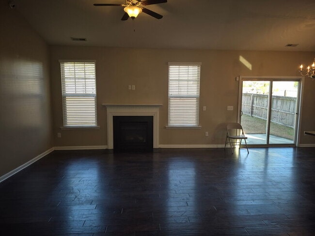 Building Photo - 284 River Oak St