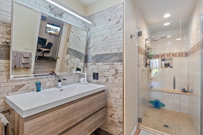 Building Photo - 5740 Britannia Dr