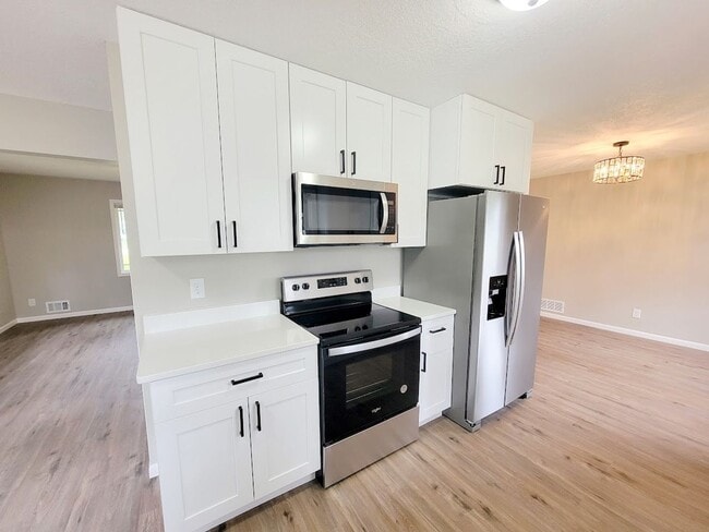 Building Photo - Updated 4-Bed 2-Bath Home W/ Detached 3-Ca...