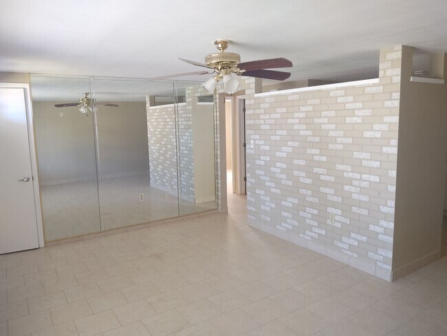 Building Photo - Beautiful home with extra room MOVE-IN READY!
