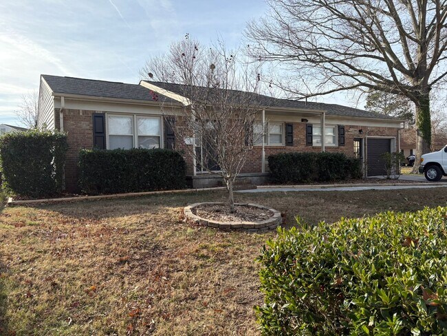 Foto del edificio - Beautiful updated home with new flooring and fresh paint