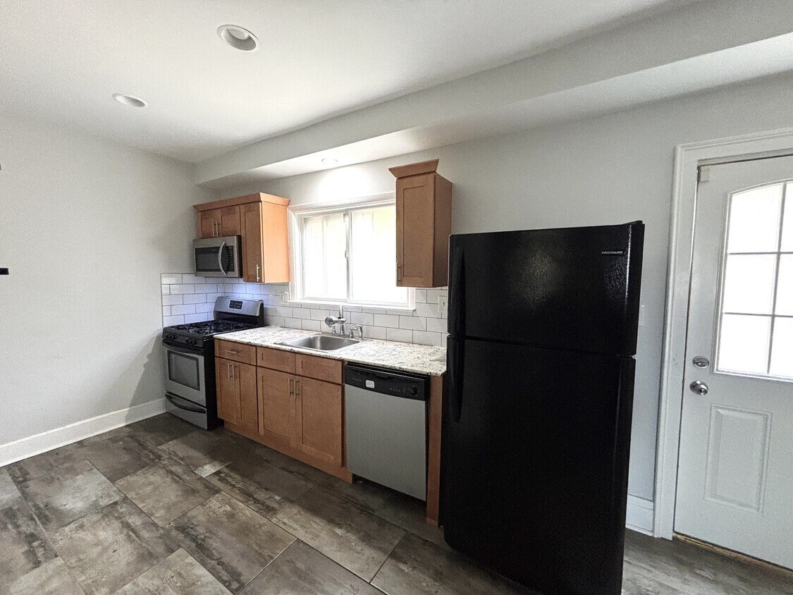 Primary Photo - 105 Mariner St