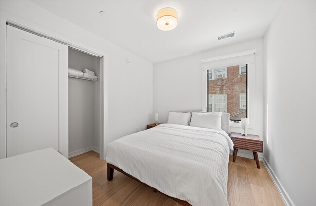 Foto del edificio - 2216 40th Pl NW