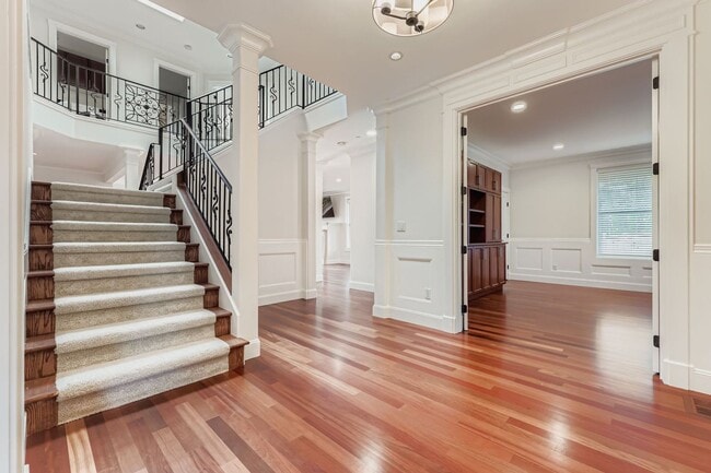 Building Photo - Stunning 5bed/5bath + Office in Prime Kirk...