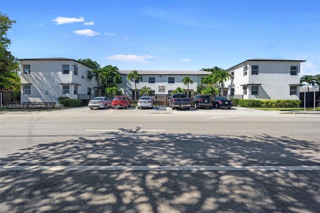Foto principal - 573 NE 82nd St