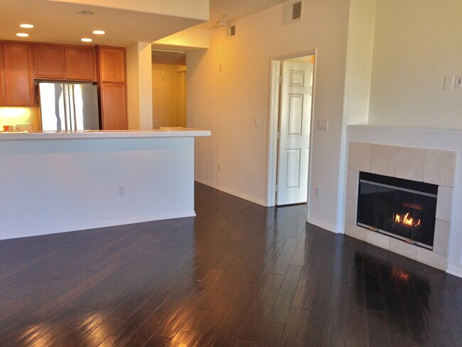 Foto del edificio - GORGEOUS TOP FLR CONDO BY CENTRAL PARK w/LAUNDRY+PATIO+2 CAR Parking
