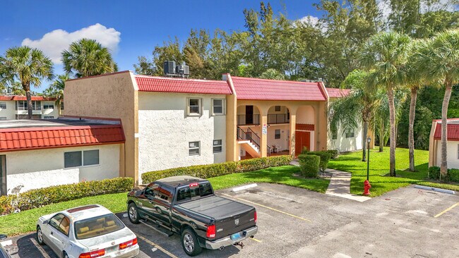 Foto del edificio - 235 Lake Dora Dr