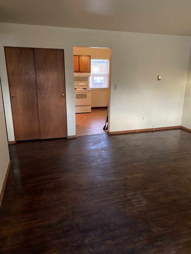 Entry view to kitchen - 3946 La Rosa Dr