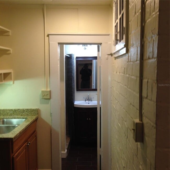 Building Photo - 1110 SW 3rd Ave