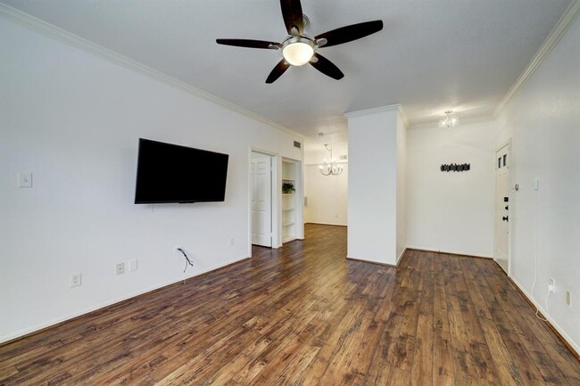 Building Photo - 2255 Braeswood Park Dr