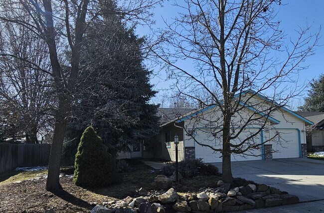 Building Photo - 4 bed, 2 bath, 3 car garage with large yar...