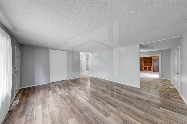 Foto del edificio - 4007 Downes Dr