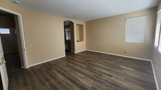 Foto del edificio - Gorgeous 5 Bedroom w/ Downstairs bedroom! ...