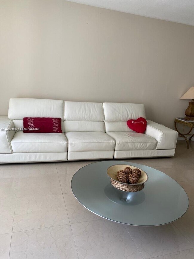 Foto del edificio - 2775 NE 187th St