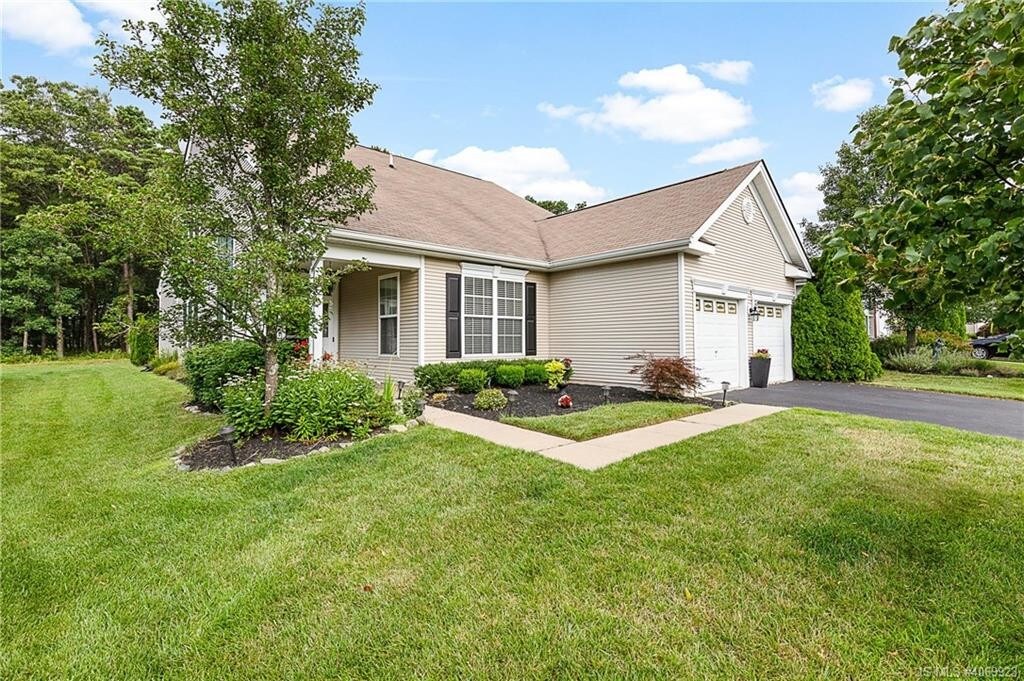 Foto principal - 320 Golf View Dr
