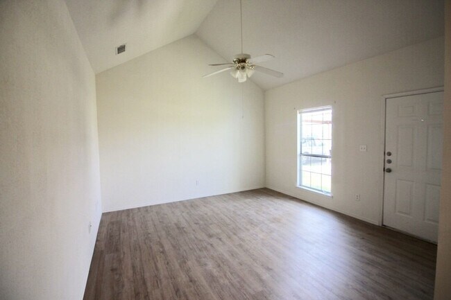 Building Photo - 112-114 Collett Court