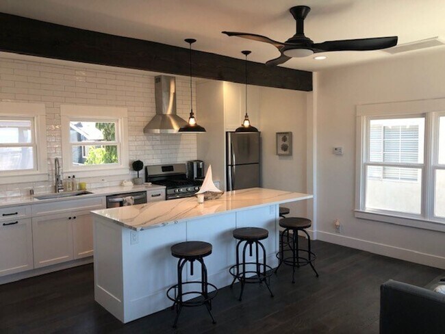 Building Photo - 1403 Bayview Dr