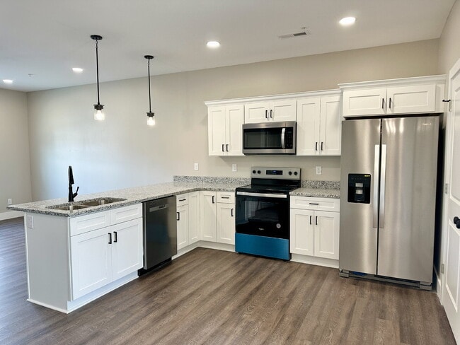 Building Photo - 2-Bed Townhouse on South Jefferson: Modern...